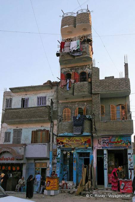 Incroyable construction d'une maison penchée à quatre étages, Louxor - Égypte