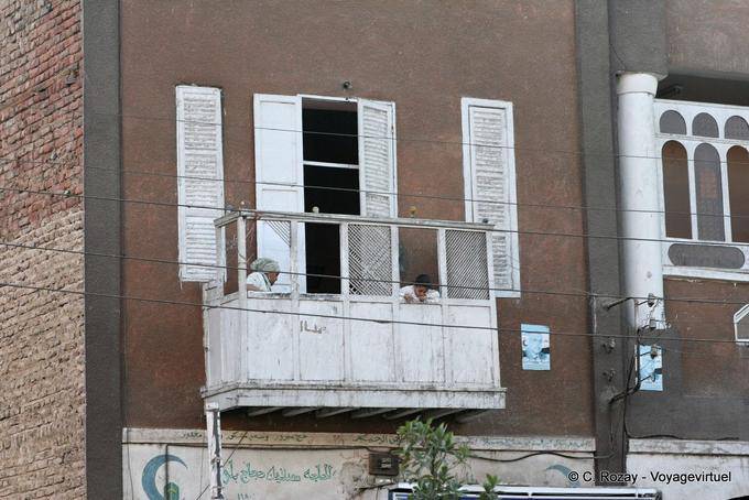 Vie sur un balcon de bois, Louxor - Égypte