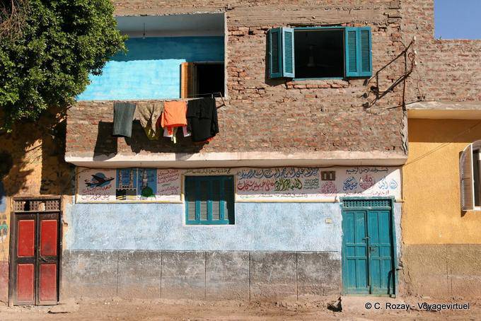 Couleurs et graffitis de maison, Louxor - Égypte