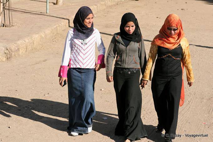 Jeunes filles se promenant à Louxor - Égypte