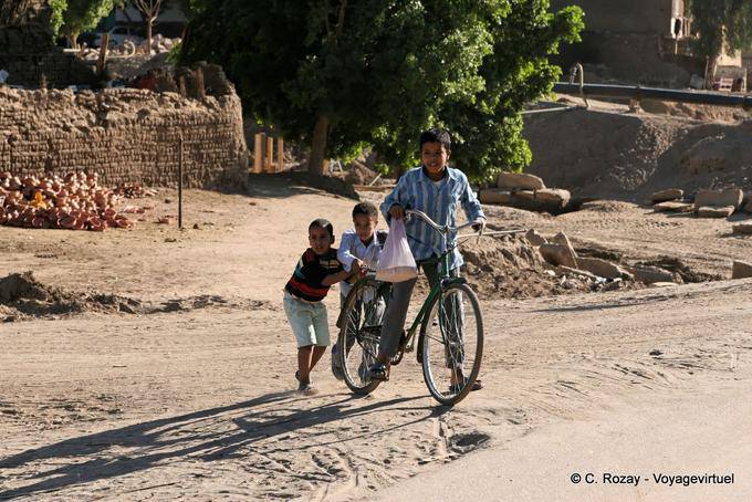 Trois enfants avec un vélo, Louxor - Égypte