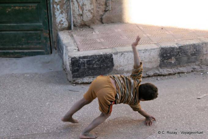 Jeune acrobate dans la rue, Louxor - Égypte