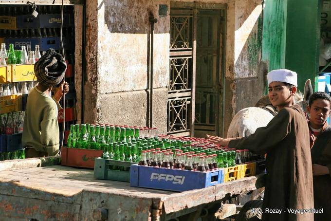 Petit marchand de canettes de soda, Louxor - Égypte