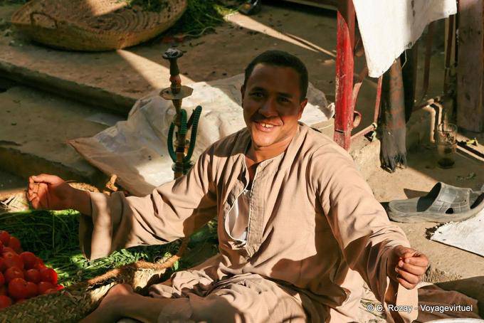 Invitation souriante du marchand de rue, Louxor - Égypte