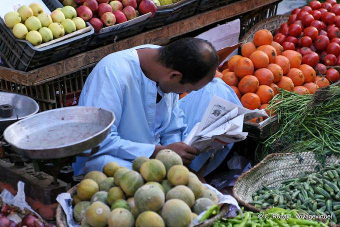 Lecture du journal au marché de Louxor - Égypte