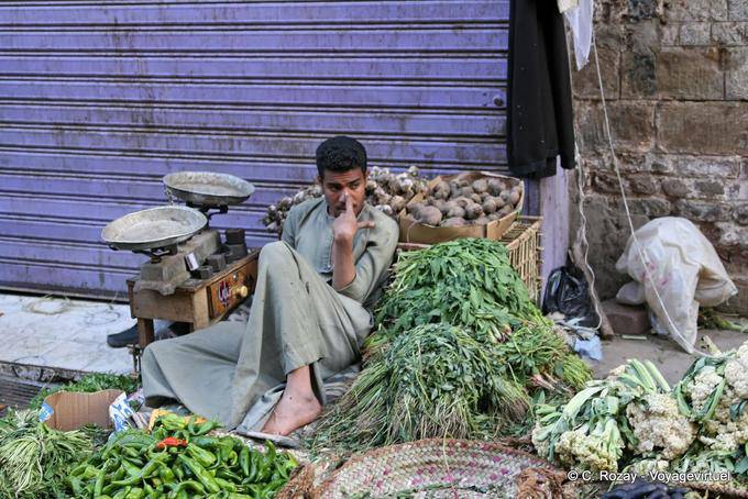 Relaxation du marchand de légumes, marché de Louxor - Égypte