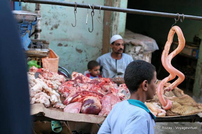 Triperie, tripes et tripaille sur l'étal, Louxor - Égypte