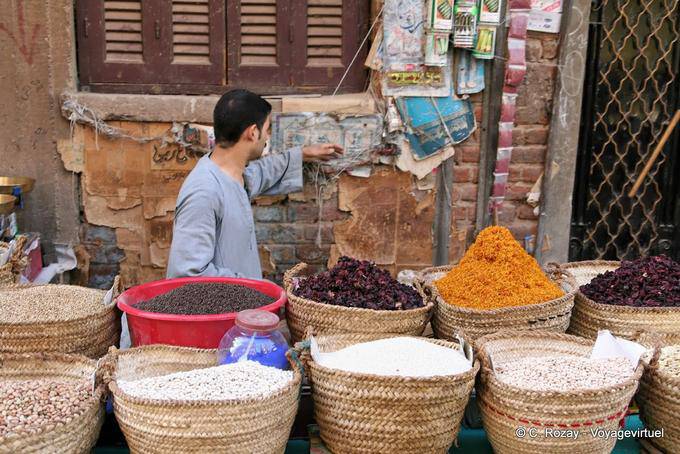 Paniers remplis sur le marché de Louxor - Égypte