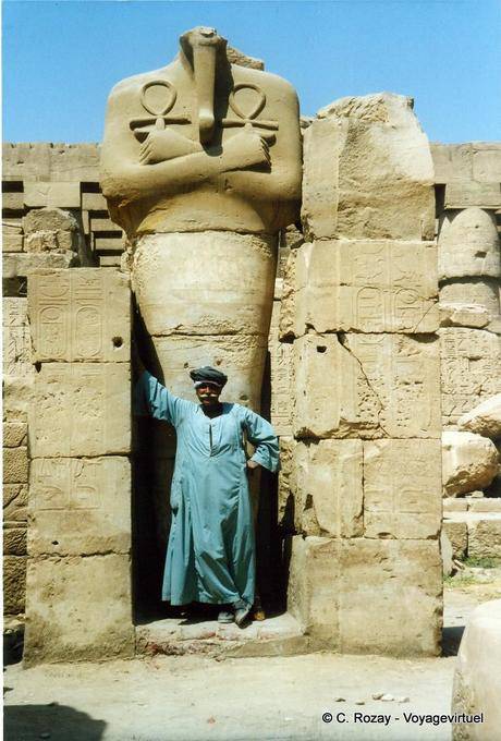 Statue de pharaon sans tête et garde moustachu, temple de Karnak - Égypte