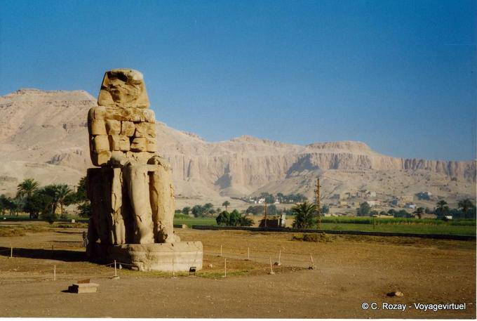 Un des Colosses de Memnon - Égypte