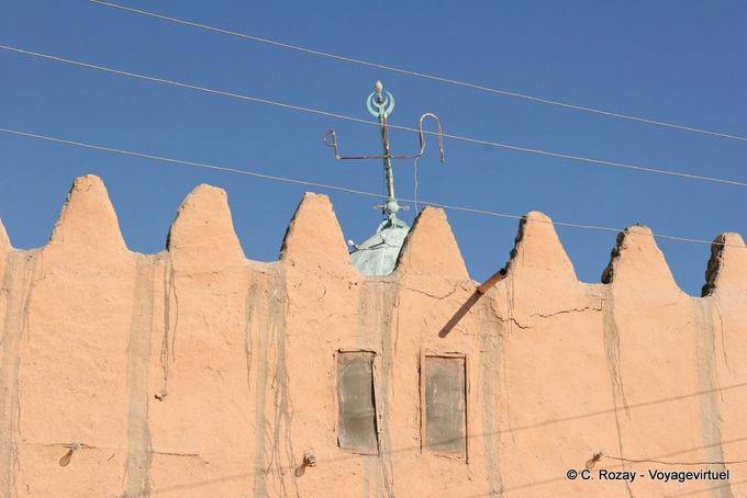 Crénelage d'un mur antique à Gourna - Égypte