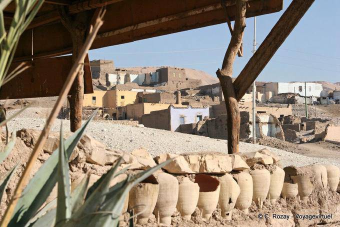 Chemin bordé de poteries brisées, Gourna - Égypte