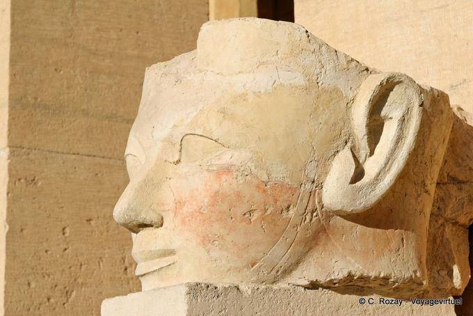 Tête brisée vue de profil, sculpture du temple d'Hatchepsout - Égypte
