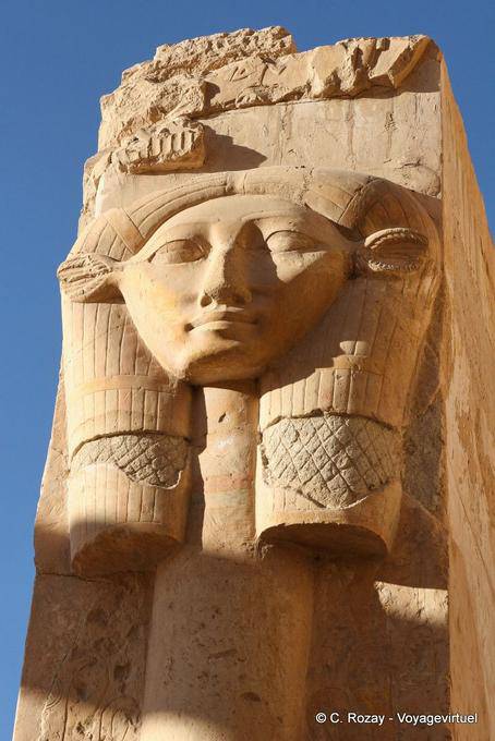 Représentation d'Hathor aux oreilles de vache sur une colonne cannelée, temple d'Hatchepsout - Égypte