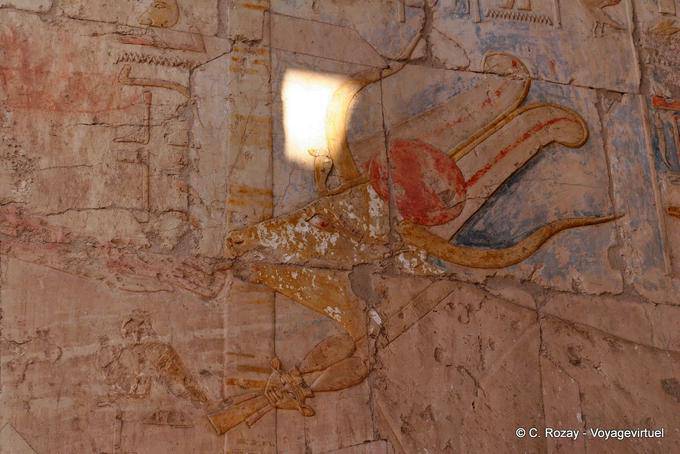 Tête de Hathor en vache lêchant une main royale, Hatchepsout temple - Égypte
