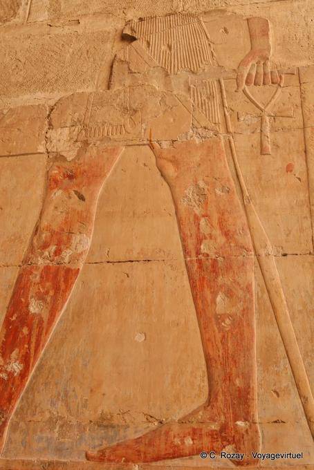 Jambes et pied en couleurs, fragment de relief, temple d'Hatchepsout - Égypte