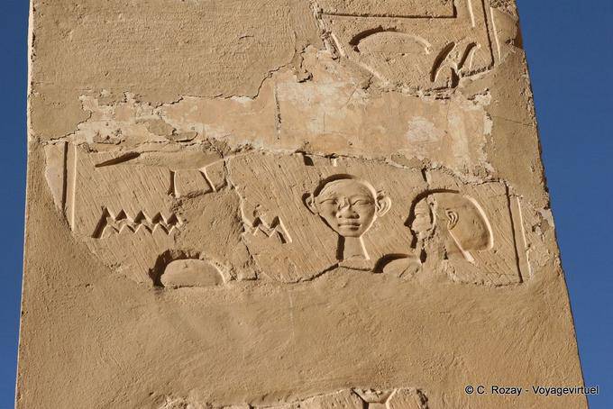 Détail sur une colonne de la chapelle de Hathor, temple d'Hatchepsout - Égypte
