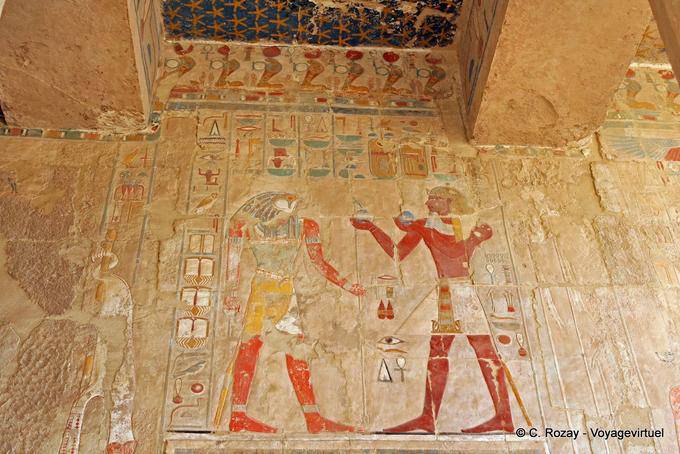 Temple d'Hatchepsout, chapelle d'Anubis, offrande à Horus sur mur polychrome - Égypte