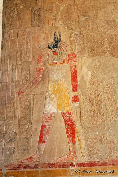 Représentation en couleurs d'Anubis, le dieu funéraire maître des nécropoles et des embaumeurs, temple d'Hatchepsout - Égypte
