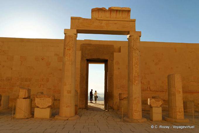 Porte en granit rose, appelée Amon aux splendides monuments, vue de l'intérieur de la cour derrière le troisième portique, temple d'Hatchepsout - Égypte
