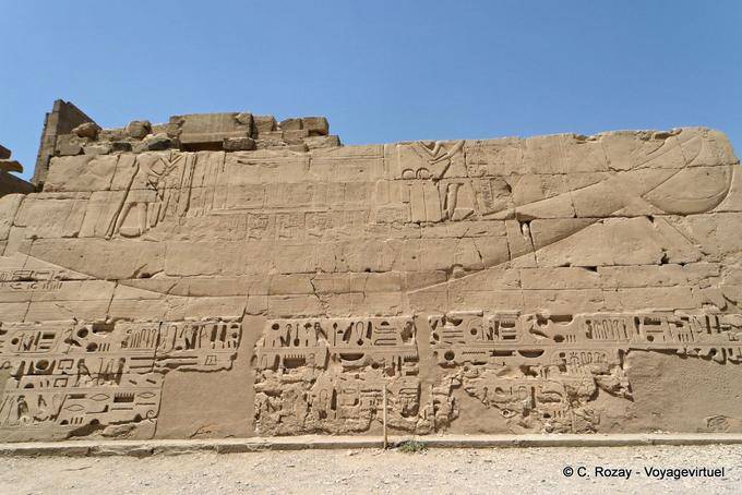 Barque sacrée en bas-relief, temple de Karnak - Égypte