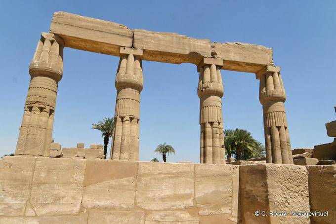 Colonnes en lotus fermé, cité de Mout, temple de Karnak - Égypte