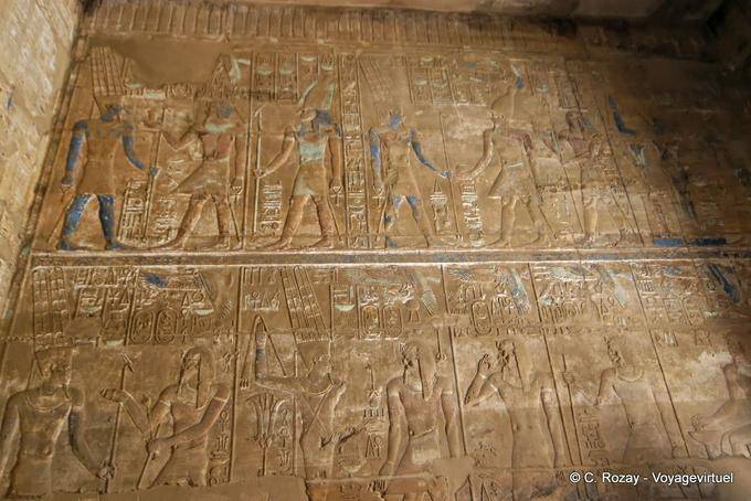 Fresque de dieux et pharaon avec des restes de peinture, temple de Karnak - Égypte