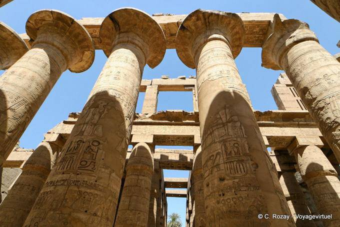 Ombrelles de papyrus, salle hypostyle, temple de Karnak - Égypte
