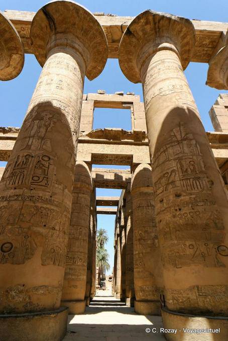 Colonnes papyrus dans la grande salle dédié à Amon-Rê, temple de Karnak - Égypte