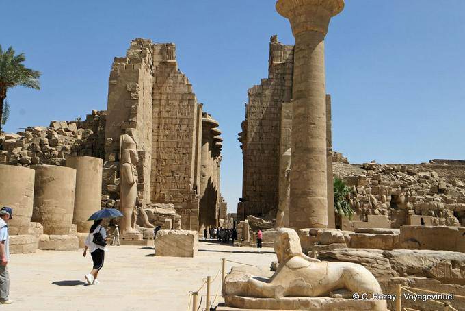 Temple de Karnak, vue depuis la cour avant la grande salle hypostyle - Égypte