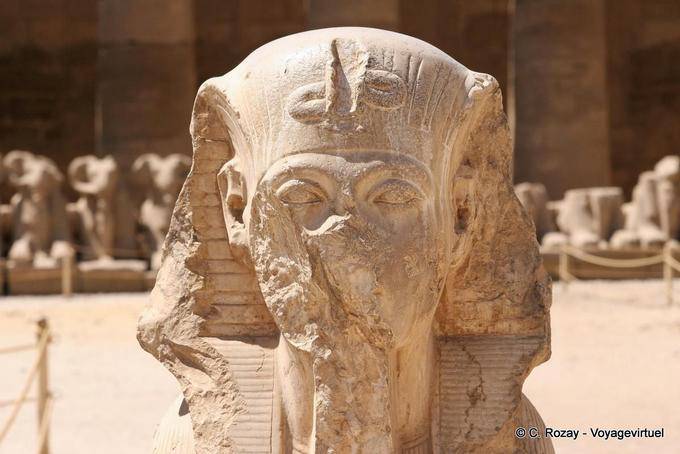 Pharaon défiguré, statue, temple de Karnak - Égypte