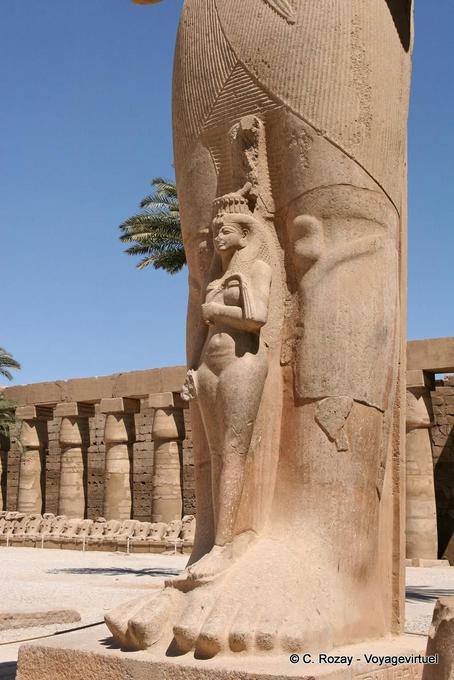 Lla princesse Bentata, placée entre les jambes de Ramsès II, (Bent-Anath), temple de Karnak - Égypte