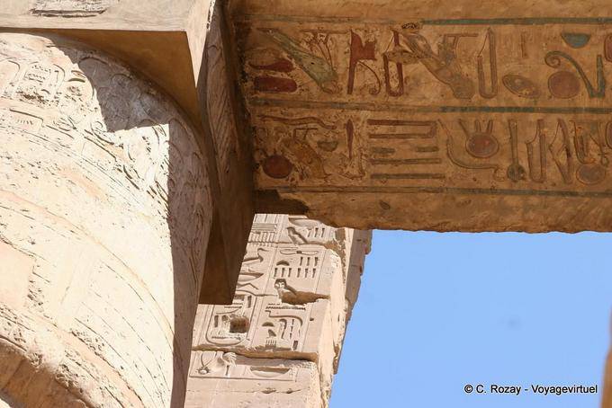 Hiéroglyphes en couleurs sous un linteau, temple de Karnak - Égypte