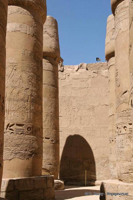 Ombre de colonne sur le mur d'enceinte, temple de Karnak - Égypte