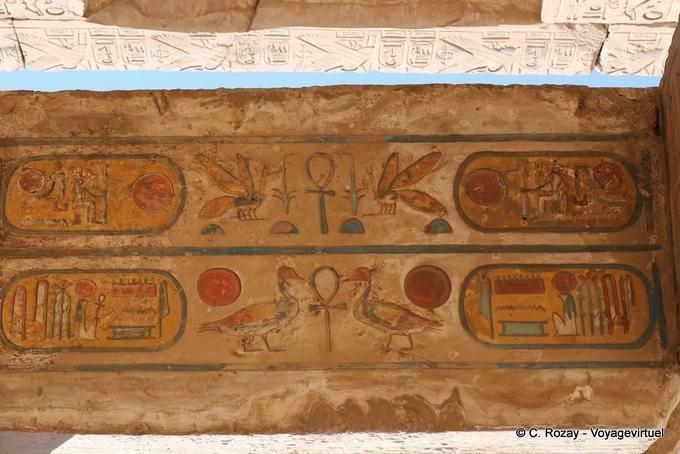 Cartouches colorés autour de l'Ankh, temple de Karnak - Égypte