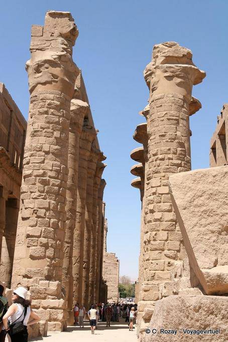 Colonnes de pierres empilées, temple de Karnak - Égypte