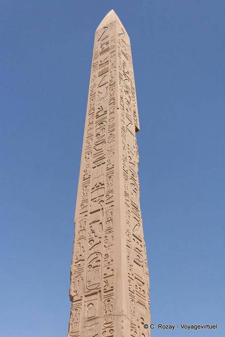 Gros plan sur l'obélisque de Touthmosis Ier, temple de Karnak - Égypte