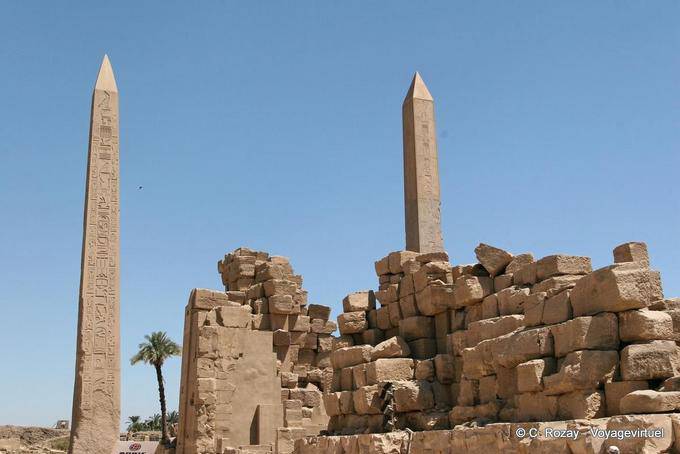 Les obélisques d'Hatchepsout et de Thoutmosis, cour entre le IIIe et le IVe pylône, temple de Karnak - Égypte