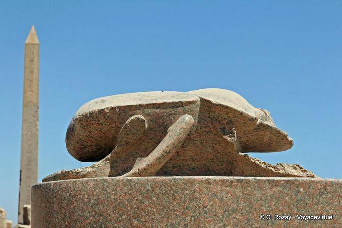 Représentation du dieu Khépri, le scarabée sacré, temple de Karnak - Égypte