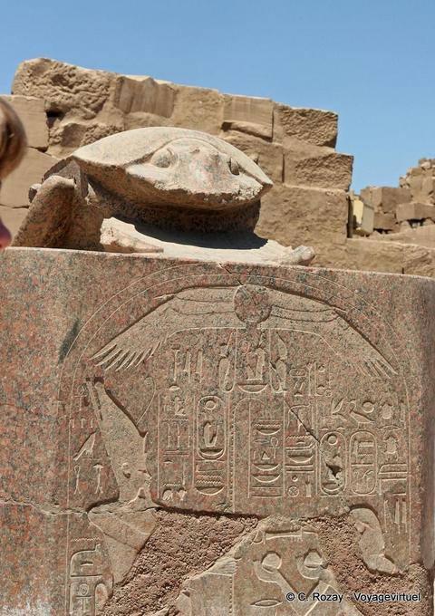 Scarabée fabriqué en granit rose par le pharaon Amenhotep III, près du lac sacré du temple de Karnak - Égypte