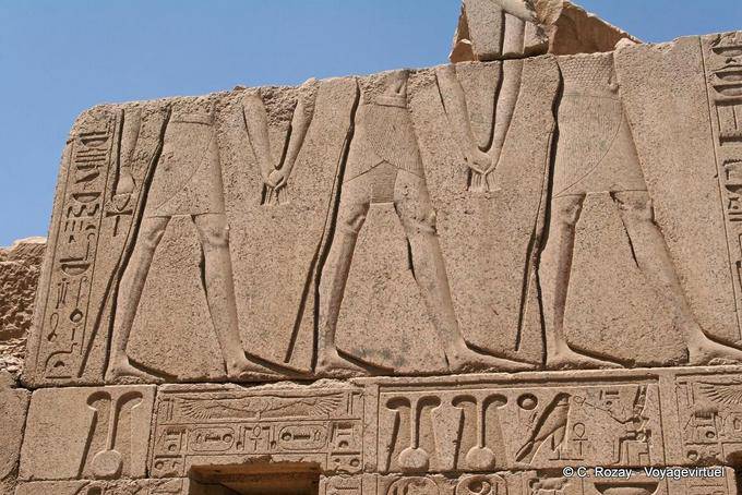 Main dans la main, fresque coupée, temple de Karnak - Égypte
