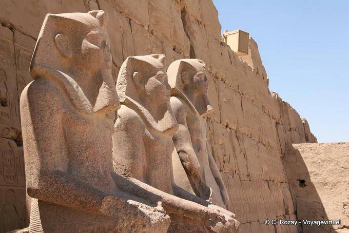 Le groupe de trois statues, VIIème pylône, temple de Karnak - Égypte