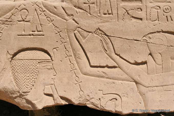 Horus et le roi à la barbe postiche, relief, temple de Karnak - Égypte