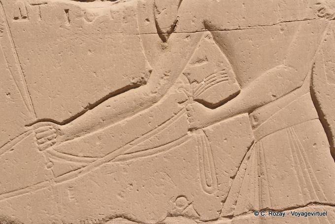 Fragment de relief, les bras tenant des rênes, temple de Karnak - Égypte