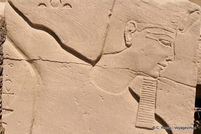 Profil de pharaon avec barbe postiche et couronne Decheret, Karnak - Égypte