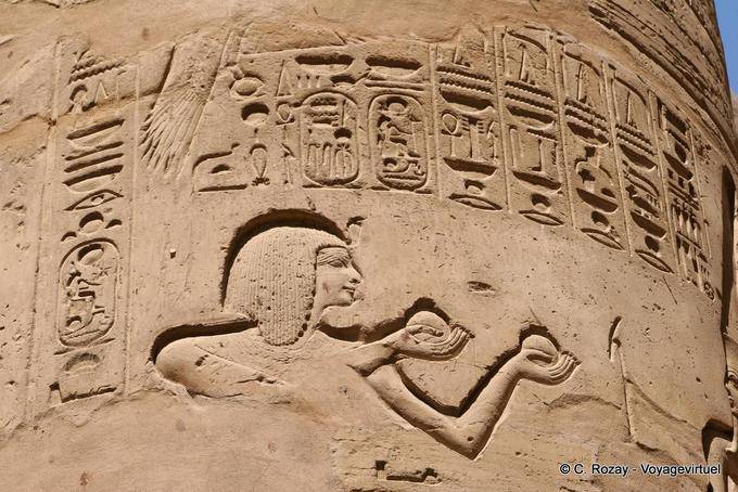 Relief sur une colonne de la grande salle hypostyle, Karnak - Égypte