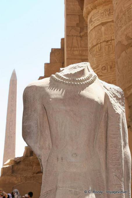 Statue étêtée portant un collier, temple de Karnak - Égypte