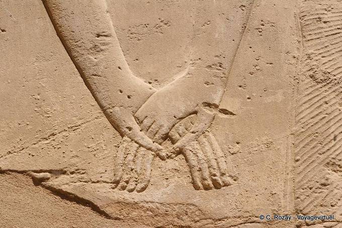Elégance de l'art égyptien, mains qui se rejoignent, Karnak - Égypte