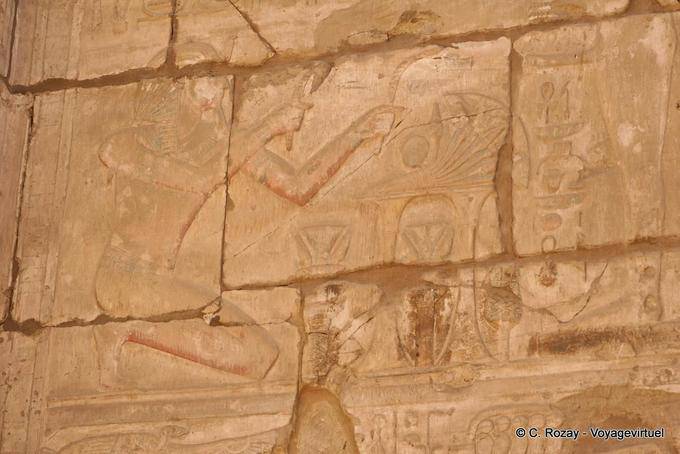Sethi à genoux faisant une offrande, temple de Karnak - Égypte