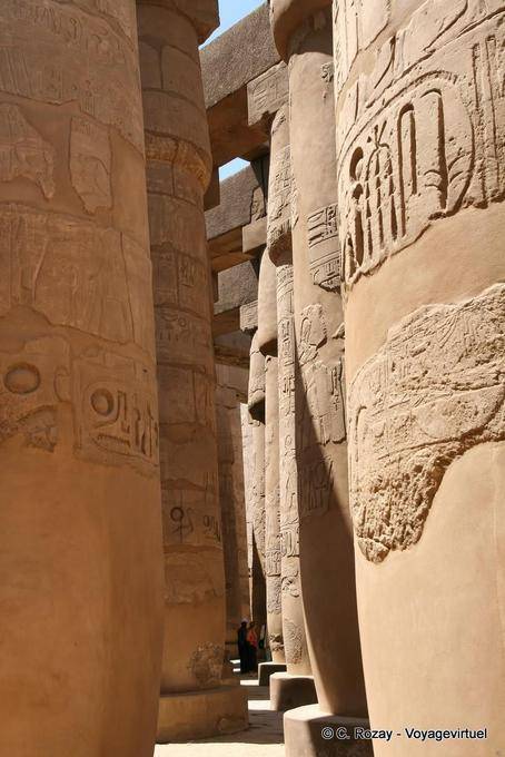 Entre les colonnes de la salle hypostyle de l'enceinte d'Amon-Rê, Karnak - Égypte